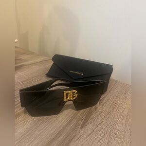 DOLCE & GABBANA
Oversized sunglasses